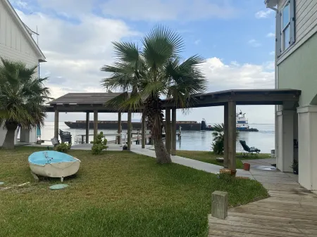 Aransas Channel Dock & Fishing Pier on Harbor Island