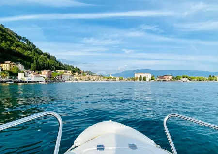 Limone apartment: pool, air conditioning, seating area, parking lot, 5 minutes walk to the lake Отели рядом с достопримечательностью «Campeggio Maderno Di Avanzi Roberto»