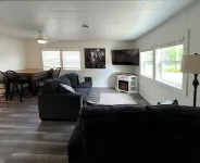 Charming 2-bedroom cottage with WiFi and AC in brilliant Pelican Lake