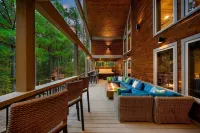 Trophy Buck Lodge - 5 bedroom + 5 ensuite bath Luxury Cabin - Centrally Located