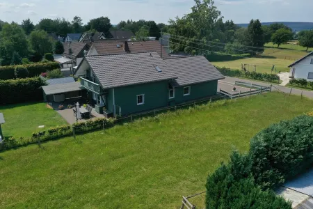 Child-friendly with terrace, large garden and playground equipment Отели в г. Кальтерхерберг