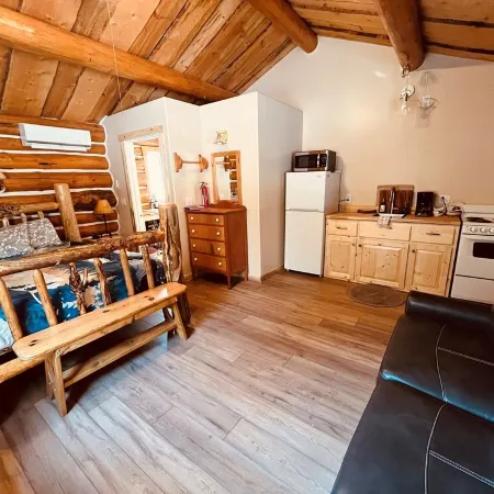 Lewis Cabin, Greyhouse Inn Vacation Rentals