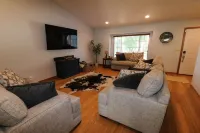 5 Bedroom Lincoln Home 10 Minutes from Downtown