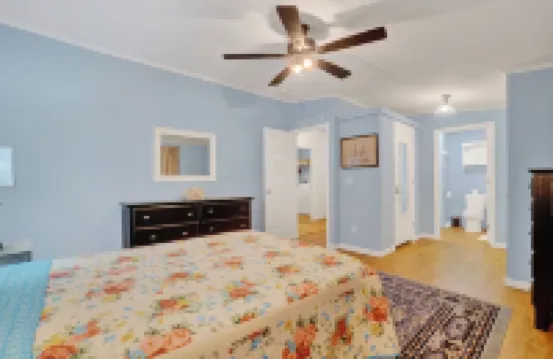 Captain's Cottage- Walking distance to beach, 10 Mins to DE Turf