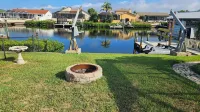 Tropical Waterfront Pool Home, Private Dock, Kayaks, Direct Access to Tampa Bay!