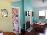 Cozy Retreat. 1 Bedroom House,  Welcome!May 1st -Nov 1st  Internet & Wifi