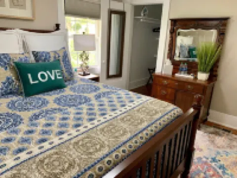 Bear House 1890, Lilly's Loft, Delightful, Upgraded amenities, Walk to Cafes