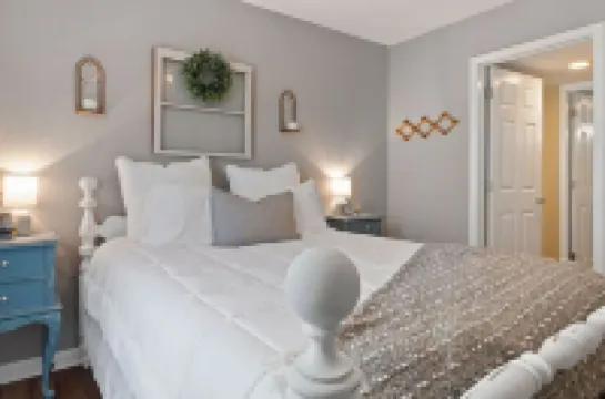 Cozy Coastal Farmhouse Beach condo w/ pool