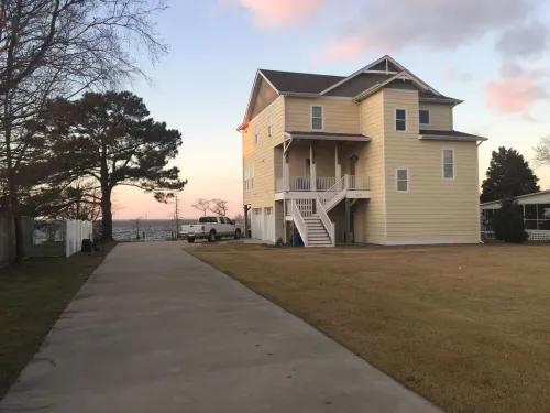 Fantastic WATERFRONT house with BEAUTIFUL VIEWS OF THE ALBEMARLE SOUND. Relaxing