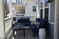 Newer luxury cottage with hot tub; walking distance to town and beach - 4-Star