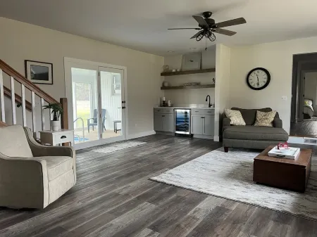 Charming farmhouse with 4 bedrooms, indoor pool, WiFi and AC in soothing Otsego