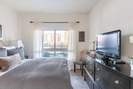 Walk to all Kirkland has to offer Отели рядом с достопримечательностью «Южный Киркленд Парк энд Райд»