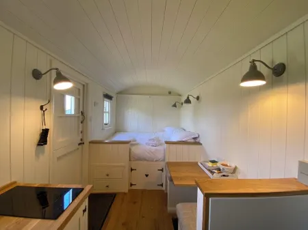 Sheldon Shepherd's Hut - Cosy Rural Retreat in the Peak District National Park Отели в г. Шелдон