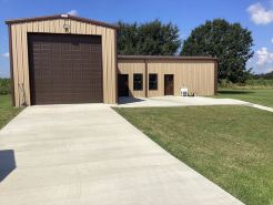 Charming 1-bedroom cottage in Ridge/Judice community with central AC/Heating.