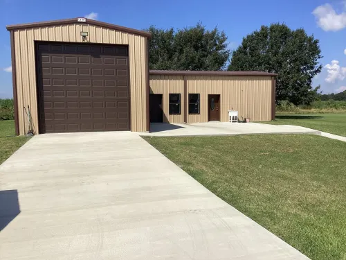 Charming 1-bedroom cottage in Ridge/Judice community with central AC/Heating.