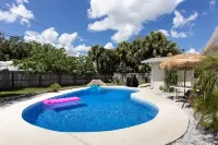 4 Bedroom Cozy Getaway Pool house in the Heart of Melbourne