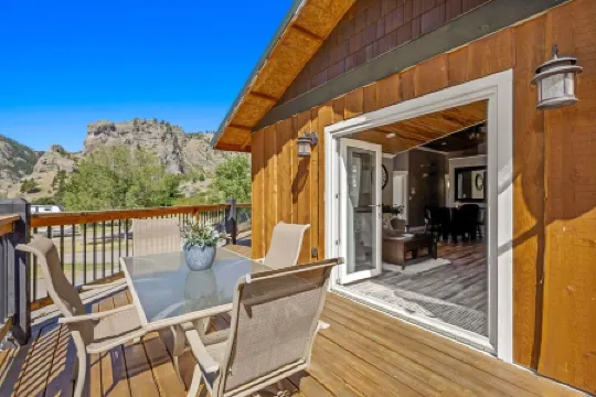 The Lodge at Prewett Creek, near Missouri River!!