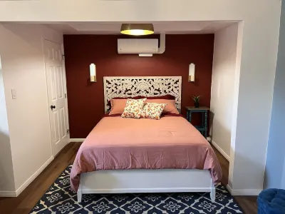 Rosy Casita with A/C near Base & Downtown with easy access to freeway