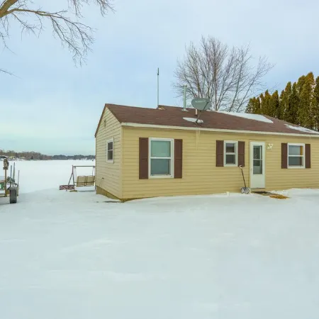 Lakefront Cozy Cabin w/ Dock; 2 Br- 1BA, One Hour from the Twin Cities