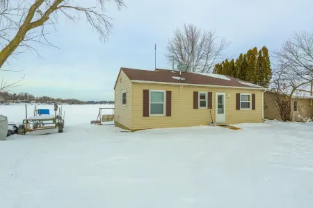 Cozy Lakefront 2 Br- 1BA, Welcomes You!