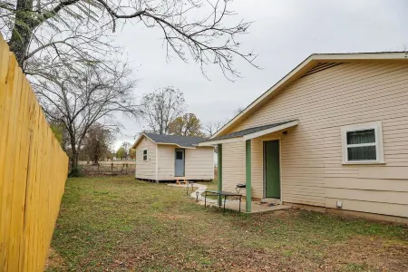 Granny’s House-A Groovy Getaway with Poker Shed! Walk to Walker Disc Golf Park!