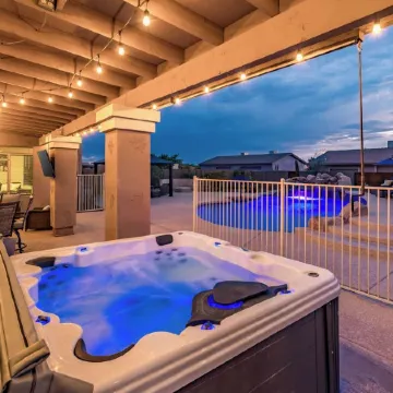 Beautiful backyard oasis w/free heated diving pool