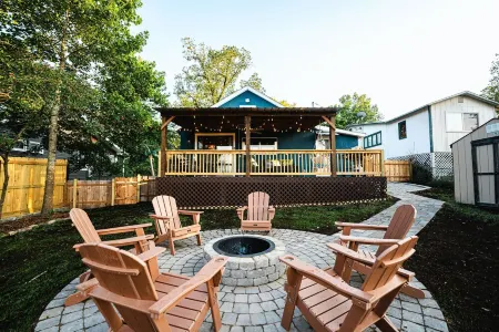 Cozy Dwntwn Branson Boho Bungalow. Deck-Firepit Area. B-Landing & Hspital 3-min.