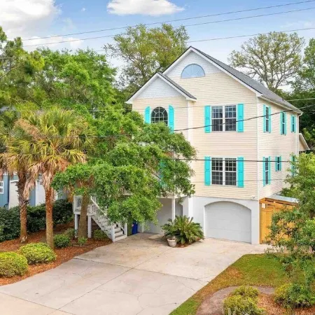 Folly Beach Gem: Walk to Beach, Restaurants & Nightlife - Happy Ours