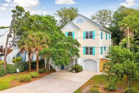 Folly Beach Gem! Short Walk to Beach, Bars & Restaurants, Game Room, Fire Pit