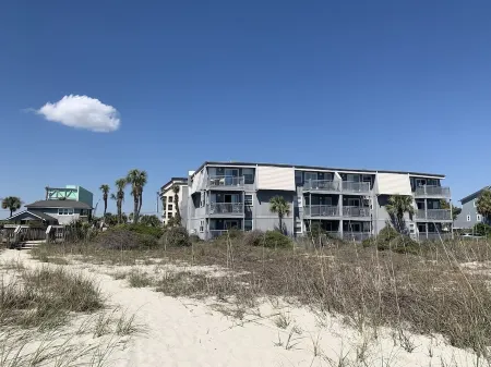 NEW! Vacation Rental Beachfront Condo Fully Renovated 2BR 2BA - Pool Access Отели рядом с достопримечательностью «Frankie's Fancy's»