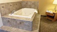 Magnuson Grand Pioneer Inn and Suites - Hot Tub
