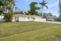 Renovated single family house with large backyard close to the beach&downtown! Hotels near Shoppes At Hawthorne