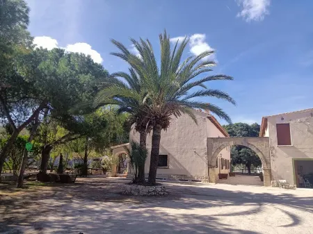 Groups 20-30 people. Beach, pool, private disco, BBQ, chillout, billiards