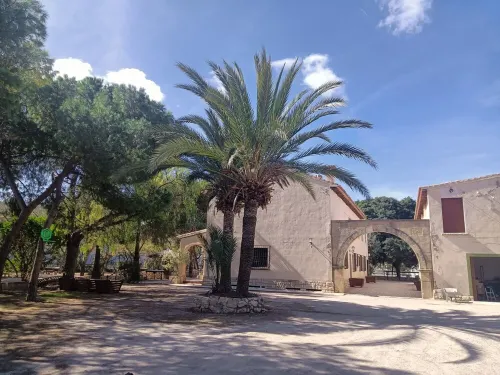 Groups 20-30 people. Beach, pool, private disco, BBQ, chillout, billiards