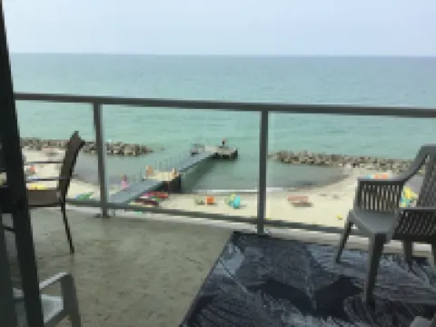 Lakefront condo --2BR/2Bath Sleeps 4  Private beach and lake front balcony 杰尼瓦酒店