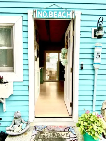 Turquoise Cottage - Indoor Pool,Hot Tub,Bring Your Pup,Short Walk to North Beach