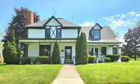 The Smith House Retreat w/HotTub, Bikes, Game/Movie Room, 10mins to Frankenmuth