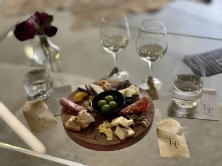 Luxury stay on lake with hot tub and pickleball Отели в г. Клифтон