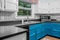 3/4 Mile to the Beach - Breakfast Included - King Beds - Family & Dog Friendly Hotels in Hagar Township