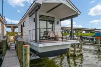 Cass-N-Reel Luxury Houseboat Hotels in Kent Narrows