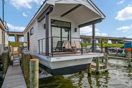 Cass-N-Reel Luxury Houseboat