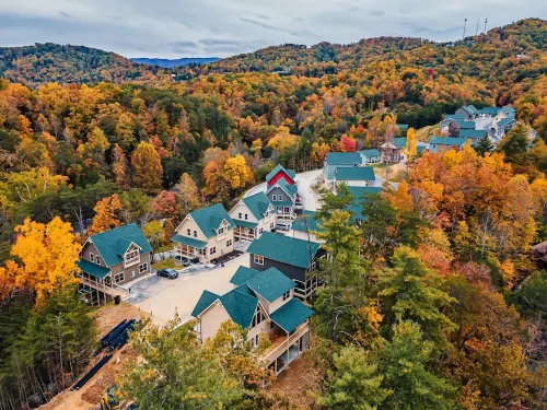 PRIVATE INDOOR POOL, HOT TUB, CLOSE TO PARKWAY/DOLLYWOOD, EASY ACCESS!