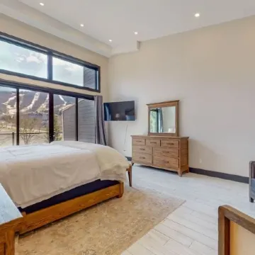5 Bedrooms 5 1/2 Bath Ski Area Views, Walk to Skiing, Huge Common Space & Decks!