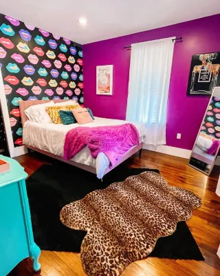 Pinky’s Cottage-central location,fullKitchen, fun theme!