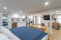 Luxe Provincial Style Studio w/ Patio & Parking Hoteles en Huntington