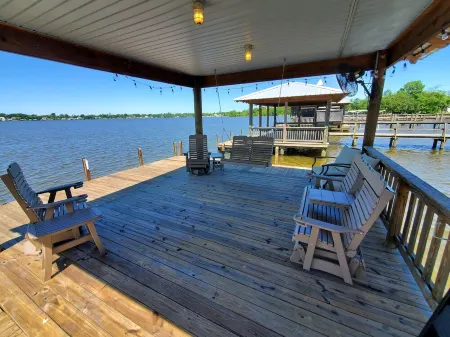 "Family Ties" - False River Home Away from Home - Sleeps 10 Отели в г. Пуэнт Каупе Пэриш