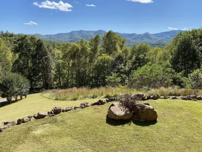 Dramatic Remodeled Log Home with Everything! Hotels near Bartram Trail: Wallace Branch to William's Pulpit