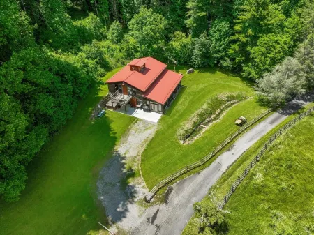 HOT Tub! Hiking, Pool Table, Rustic Getaway, Views, Relax, Pets