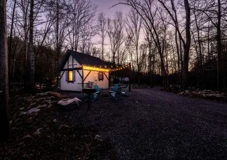 Storybook Cottage @ Four Fillies Lodge-Glamping