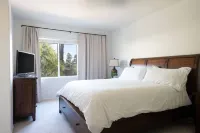 Desert Oasis Walking Distance to Festivals. Pet Friendly! Hotels near Magic of Lights at Empire Polo Club